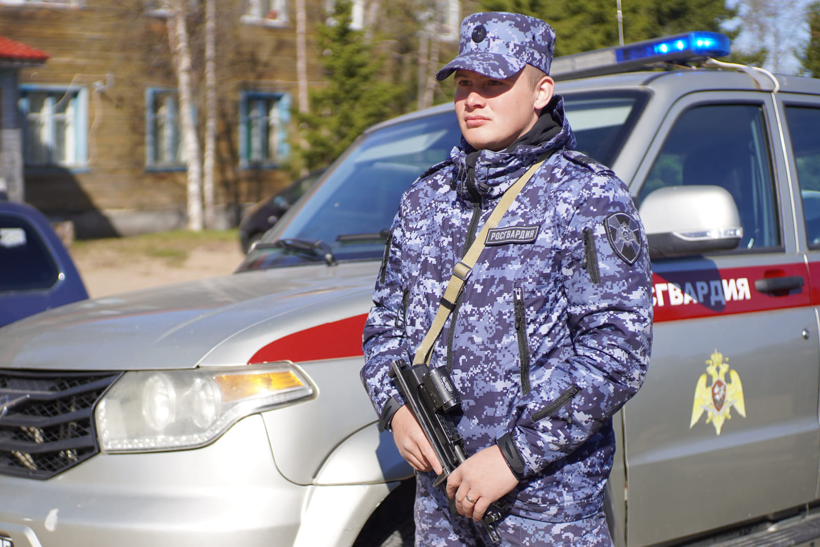 ЗАПОЛЯРНЫЙ ВЕСТНИК+ - В Нарьян-Маре автопатруль Росгвардии защитил  постояльцев гостиницы от нетрезвых горожан