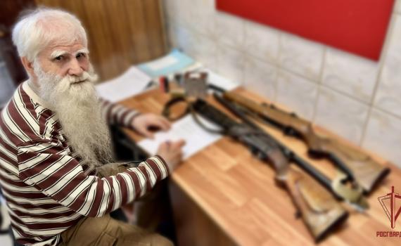 Пенсионер из Нарьян-Мара передал в Росгвардию весь свой арсенал для участников СВО