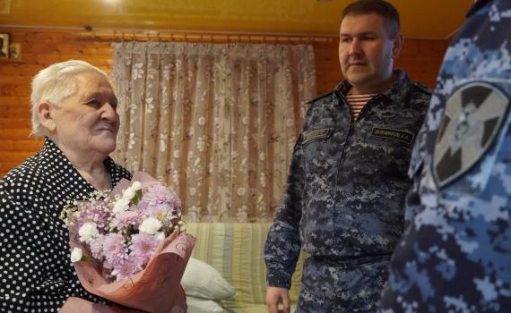 Начальник Управления Росгвардии по НАО навестил ветеранов Великой Отечественной войны