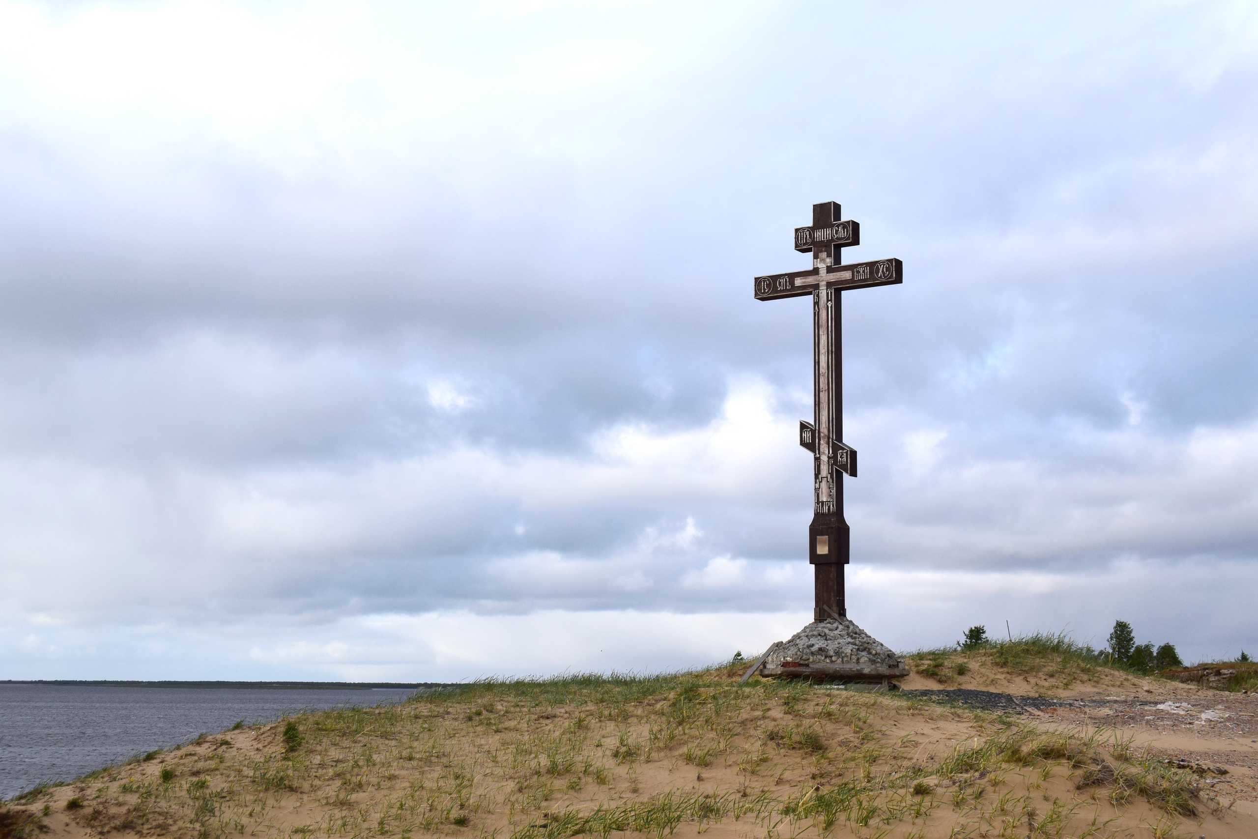 300 килограммовый лиственничный крест в память о георгии седове установлен на острове